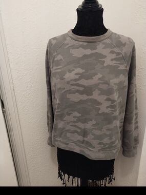 Universal Thread Kids Green. Camo Crewneck Pullover